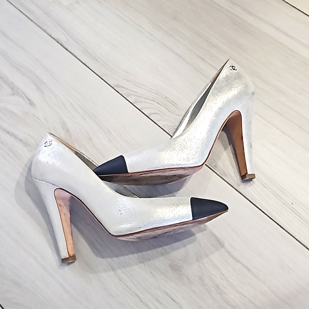 Two tone chanel pumps